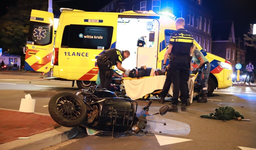 Opzittenden van scooter gewond na aanrijding met personenauto 