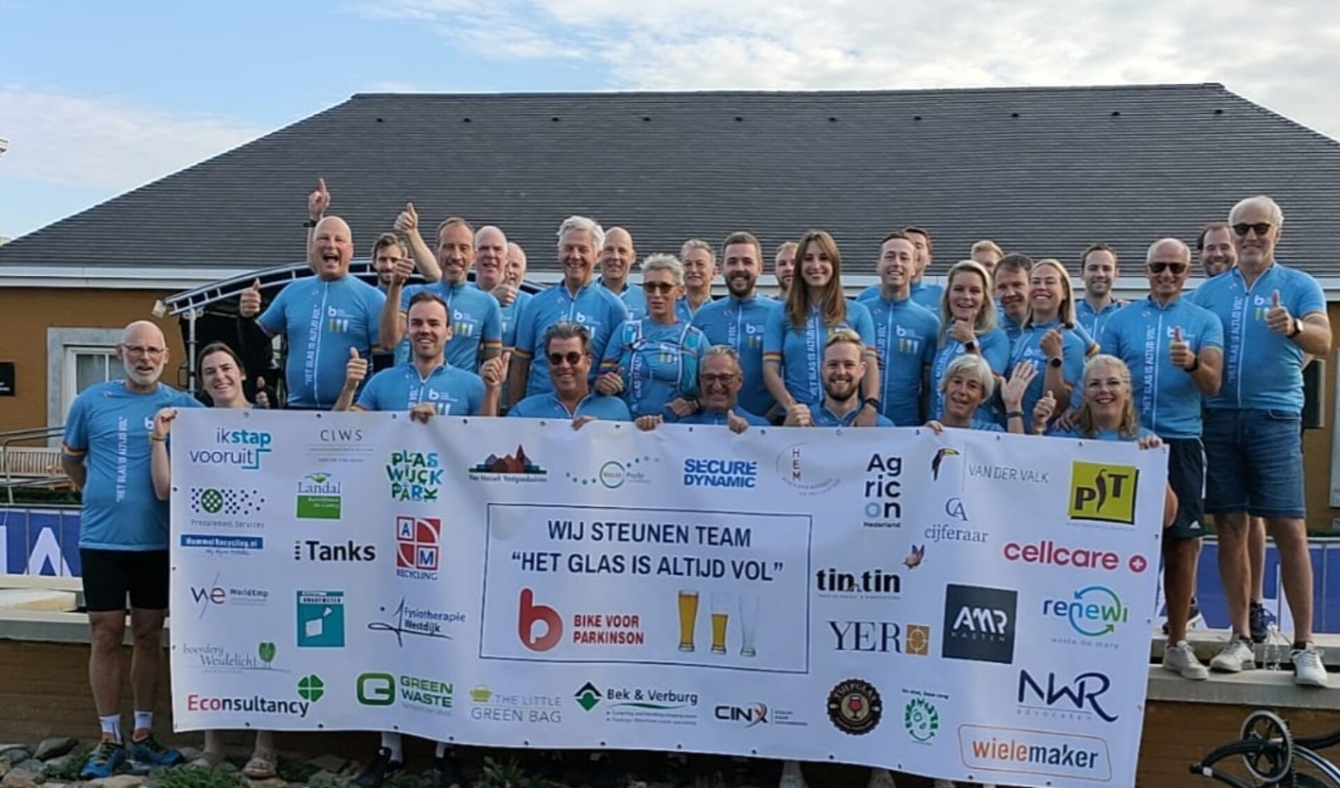 Het Vlaardingse team van Jan van Hasselt met familie en vrienden fietsen in de Limburgse heuvels niet minder dan 35 duizend euro bijeen voor onderzoek naar de ziekte van Parkinson.