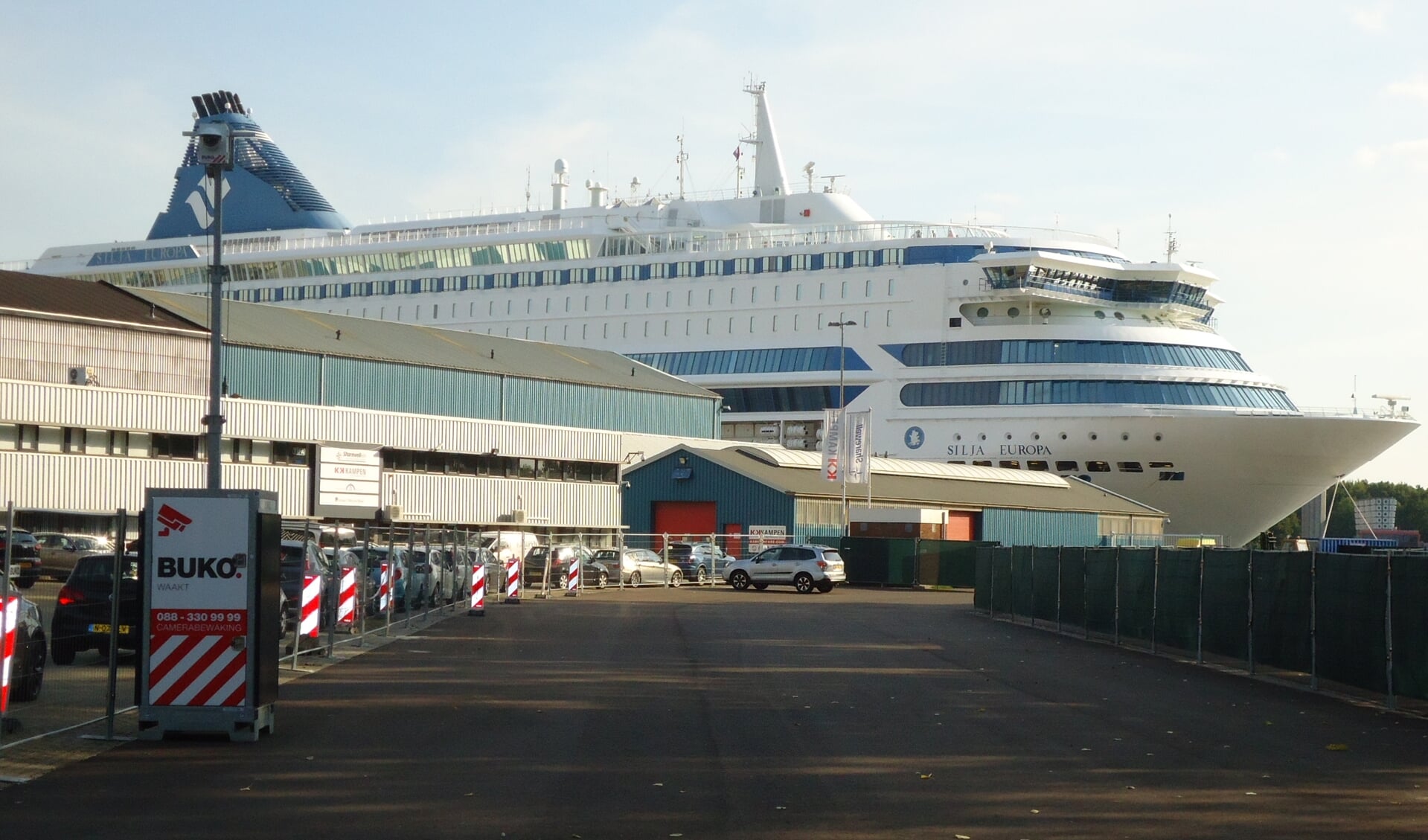Cruiseschip De Silja Europa aangemeerd aan de VOB-kade. De kade is goed beveiligd. Alleen als je geregistreerd bent mag je verder        