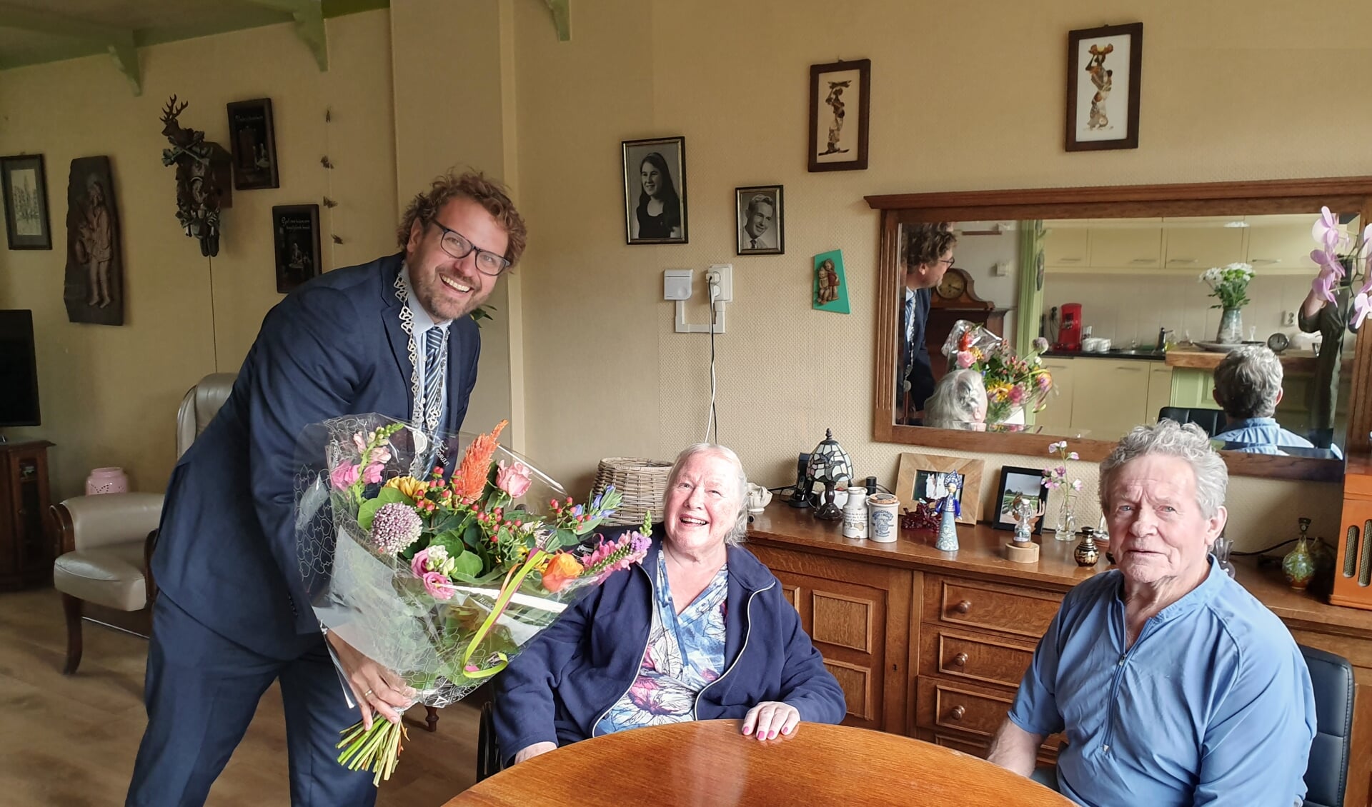 Burgemeester Poorter van Dijk en Waard kwam langs met een mooi boeket bloemen.