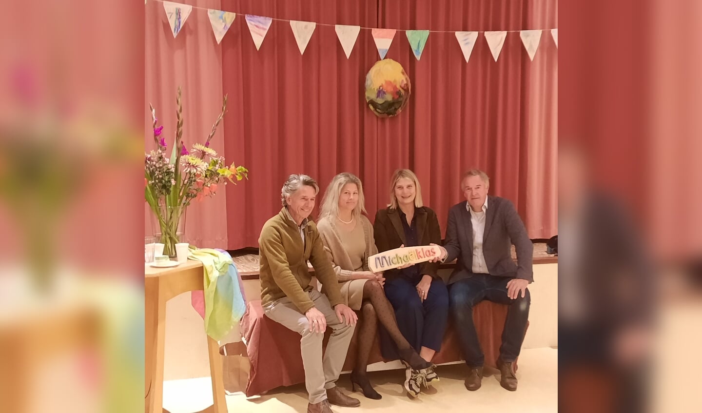 Oud-schooldirecteur Dick Bruin, huidige directeur Constance Appelman, intern schoolbegeleider Sophie Zoon en wethouder Erik Bekkering
