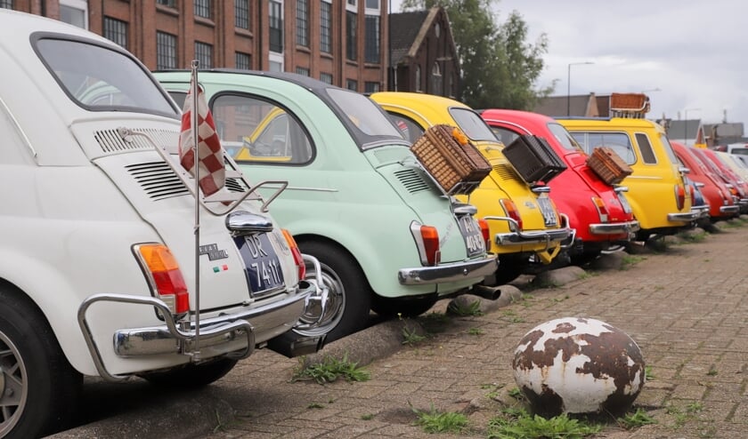 Fiat 500 toer start in Vlaardingen aan de Koningin Wilhelminahaven.