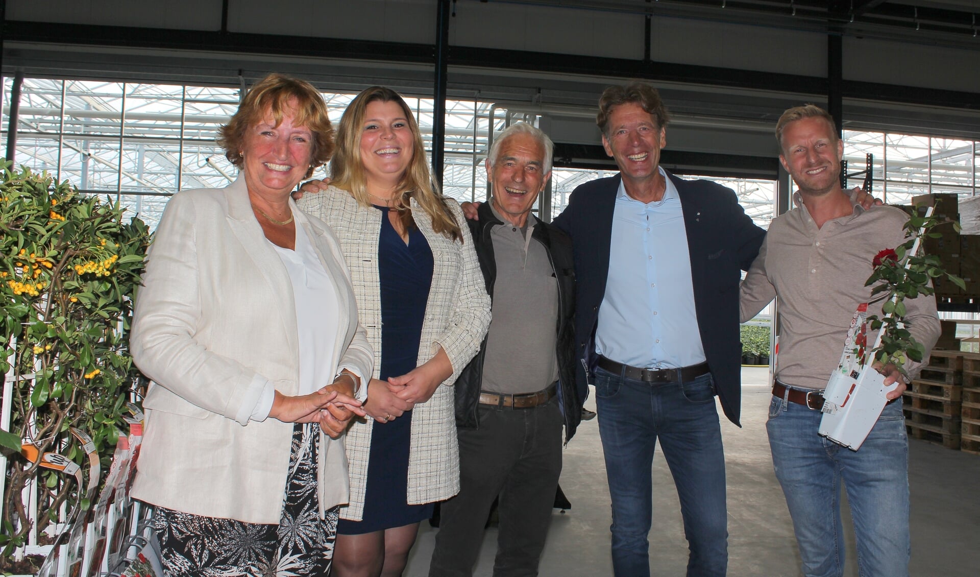 Burgemeester Liesbeth Spies en wethouder Anouk Noordermeer feliciteren SIem Hoogeveen en Bob Hoogerdijk met hun duurzame bedrijfsuitbreiding. In het midden Greenportvoorman Michiel Gerritsen.