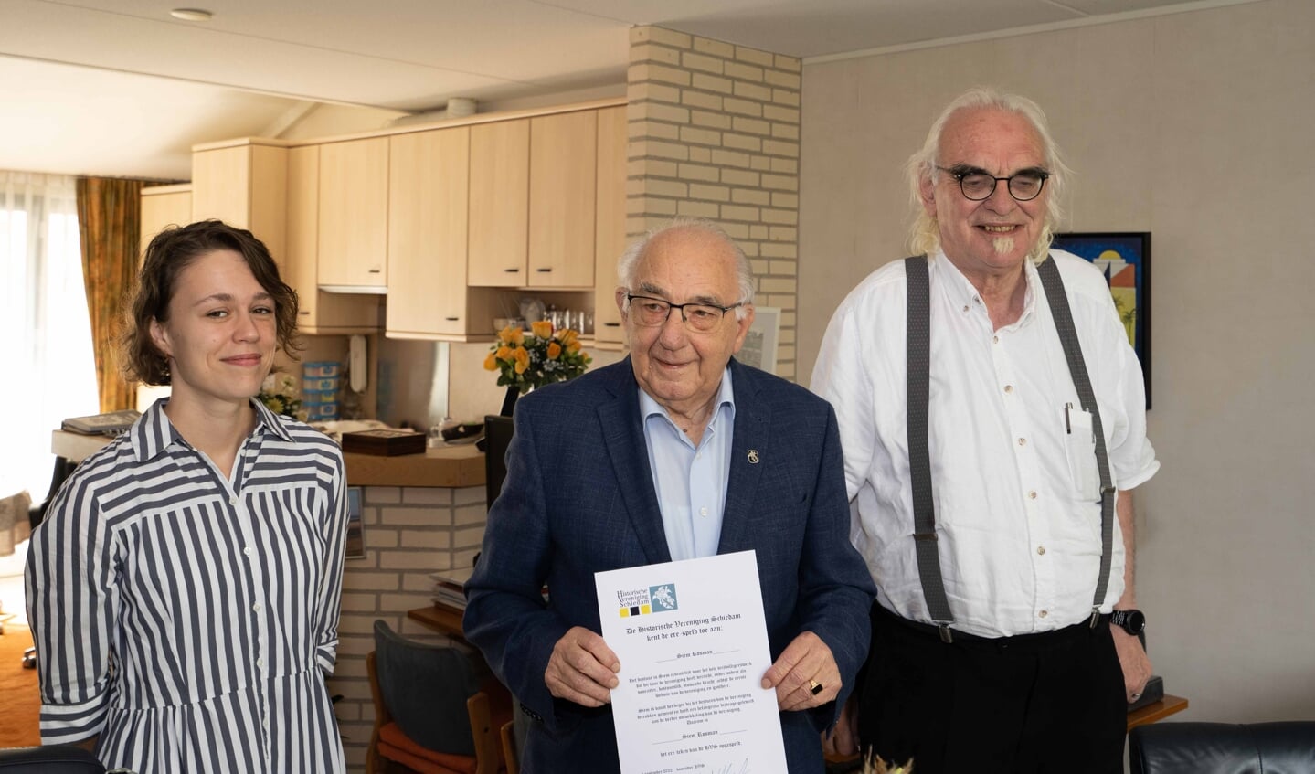 Siem Sosman poseert met voorzitter Han van der Horst en bestuurslid Merel Blok.