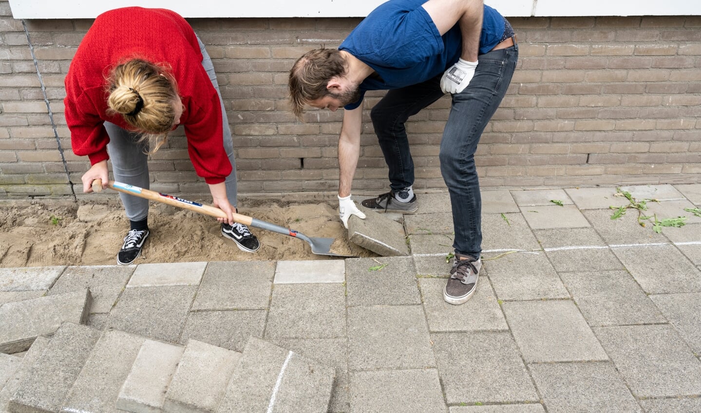 NK tegelwippen is heel eenvoudig: tegels eruit, groen erin.