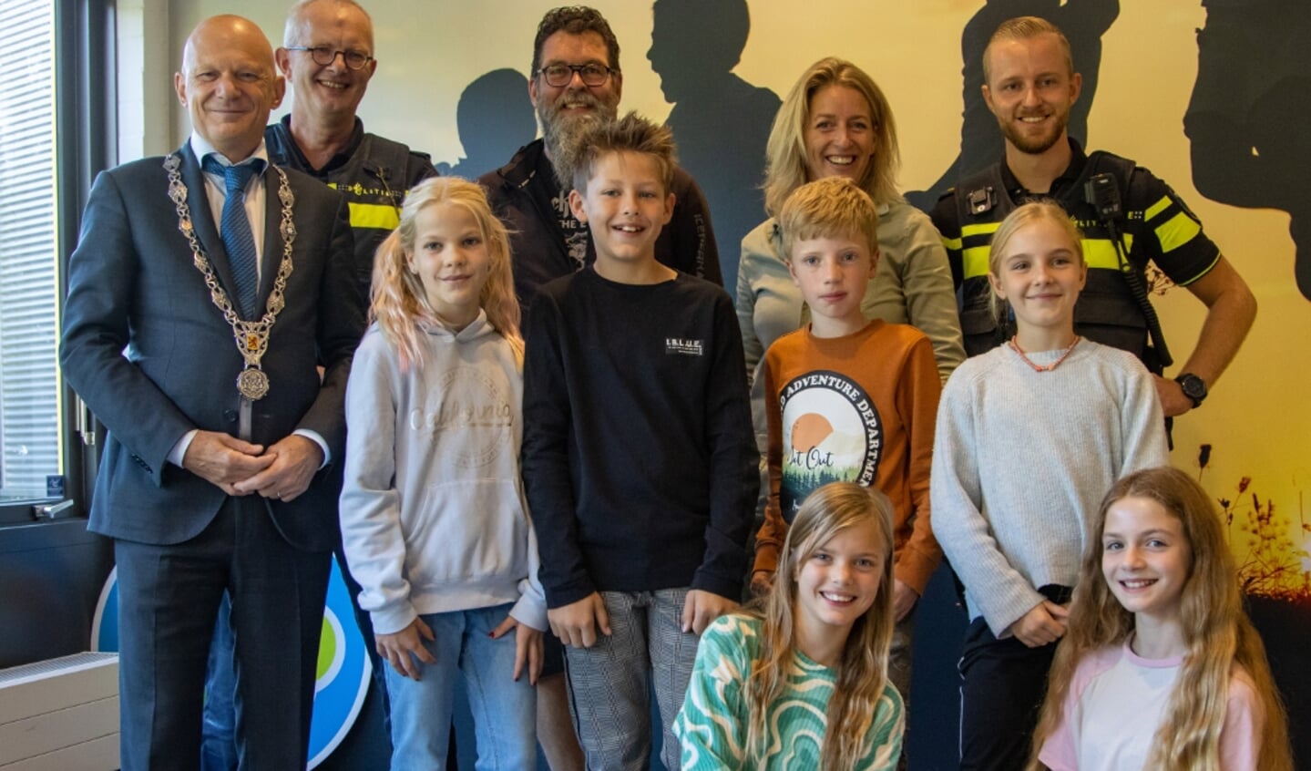 Leerlingen van IKC Het Spectrum aan de Boslaan met burgemeester Wijbenga, politie Vlaardingen en leerkracht op de foto.