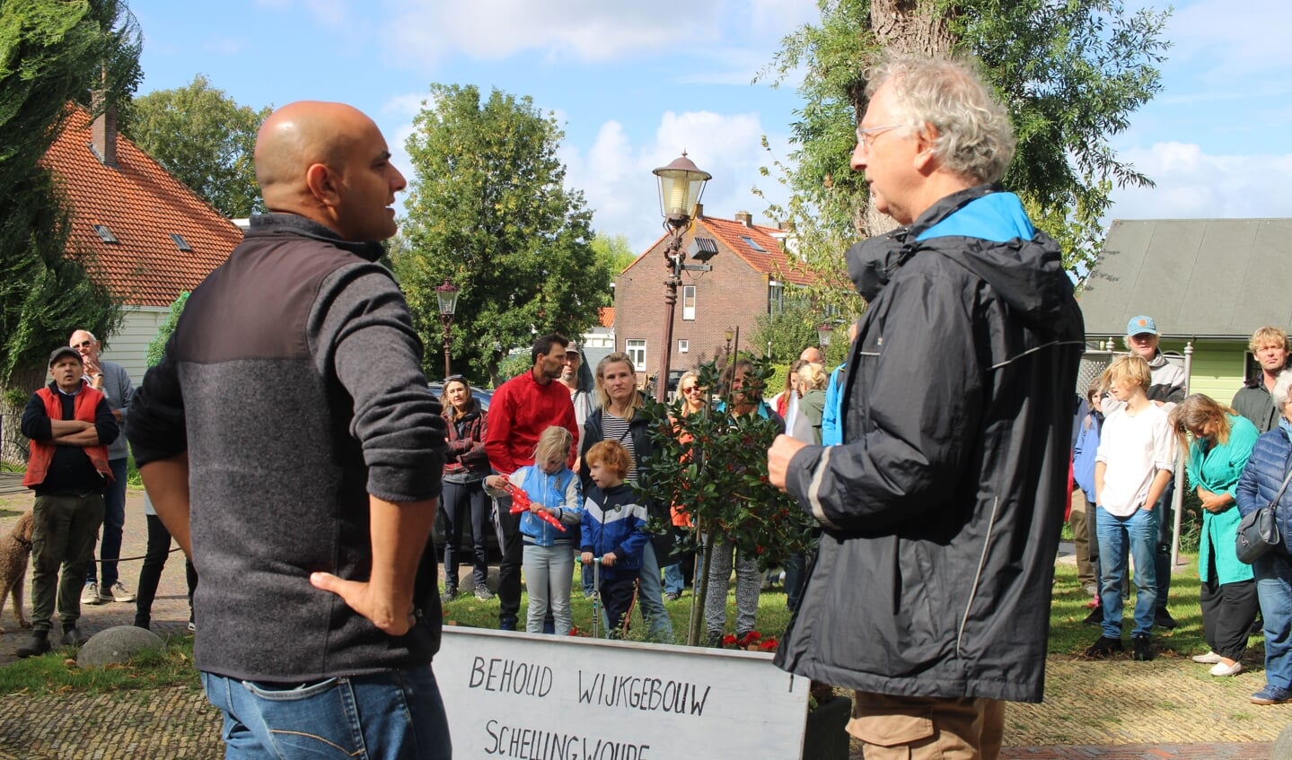 Buurtbewoners luisteren aandachtig