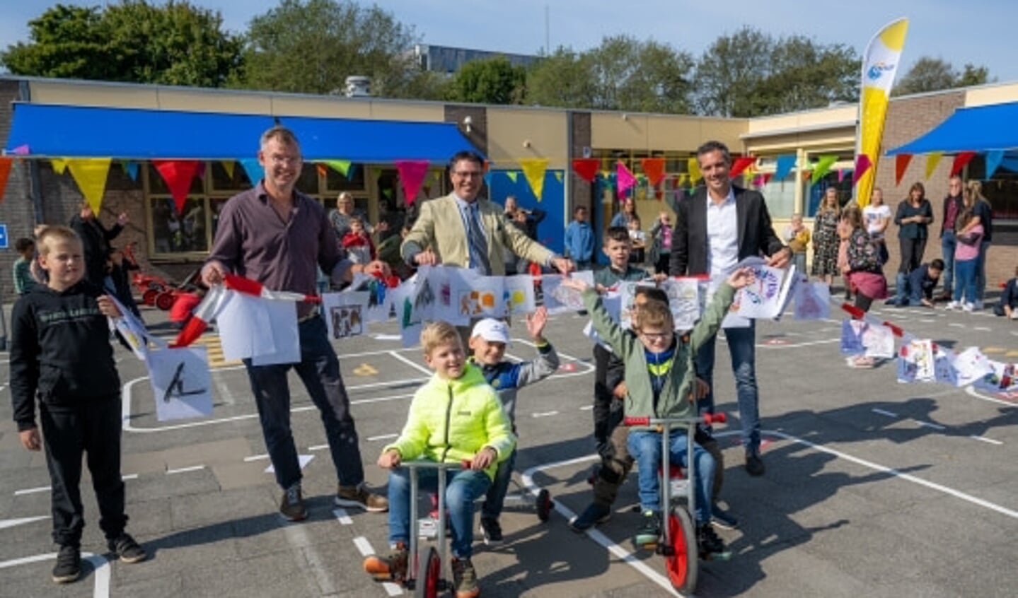 Van links naar rechts: Pieter Kos Wethouder (onderwijs), Rob van Zonneveld Directeur basisschool De Meerpaal en Sebastiaan Laarman Manager maatschappelijke projecten. 