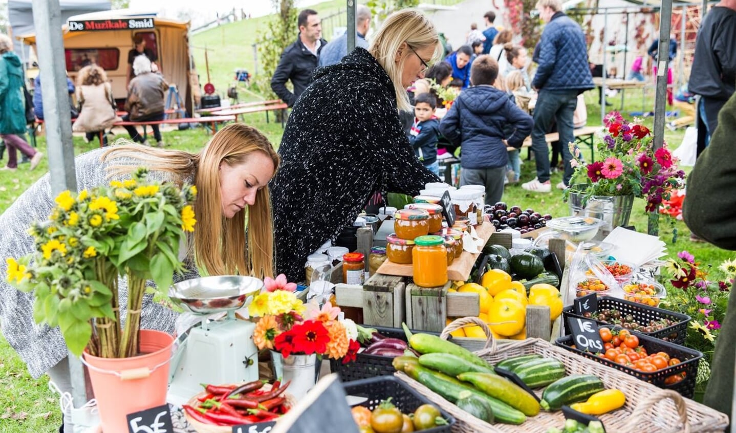 Op de lokale markt presenteren boeren en ondernemers hun producten die kunnen geproefd en gekocht.