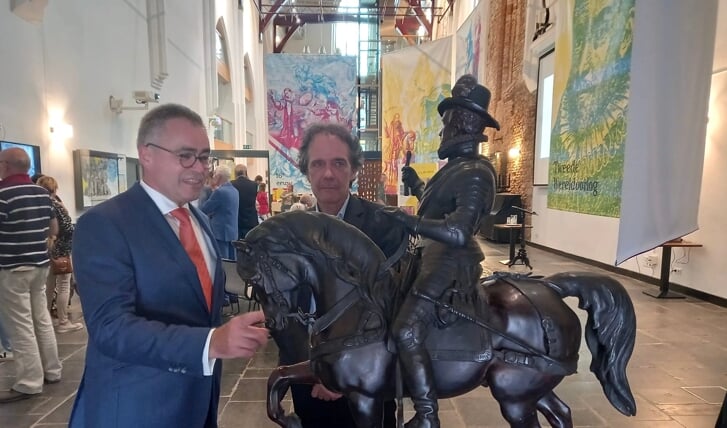Jos Wienen (links) met René van Stipriaan, de auteur van het 941 pagina’s tellende boek ‘De zwijger. Het leven van Willem van Oranje.’