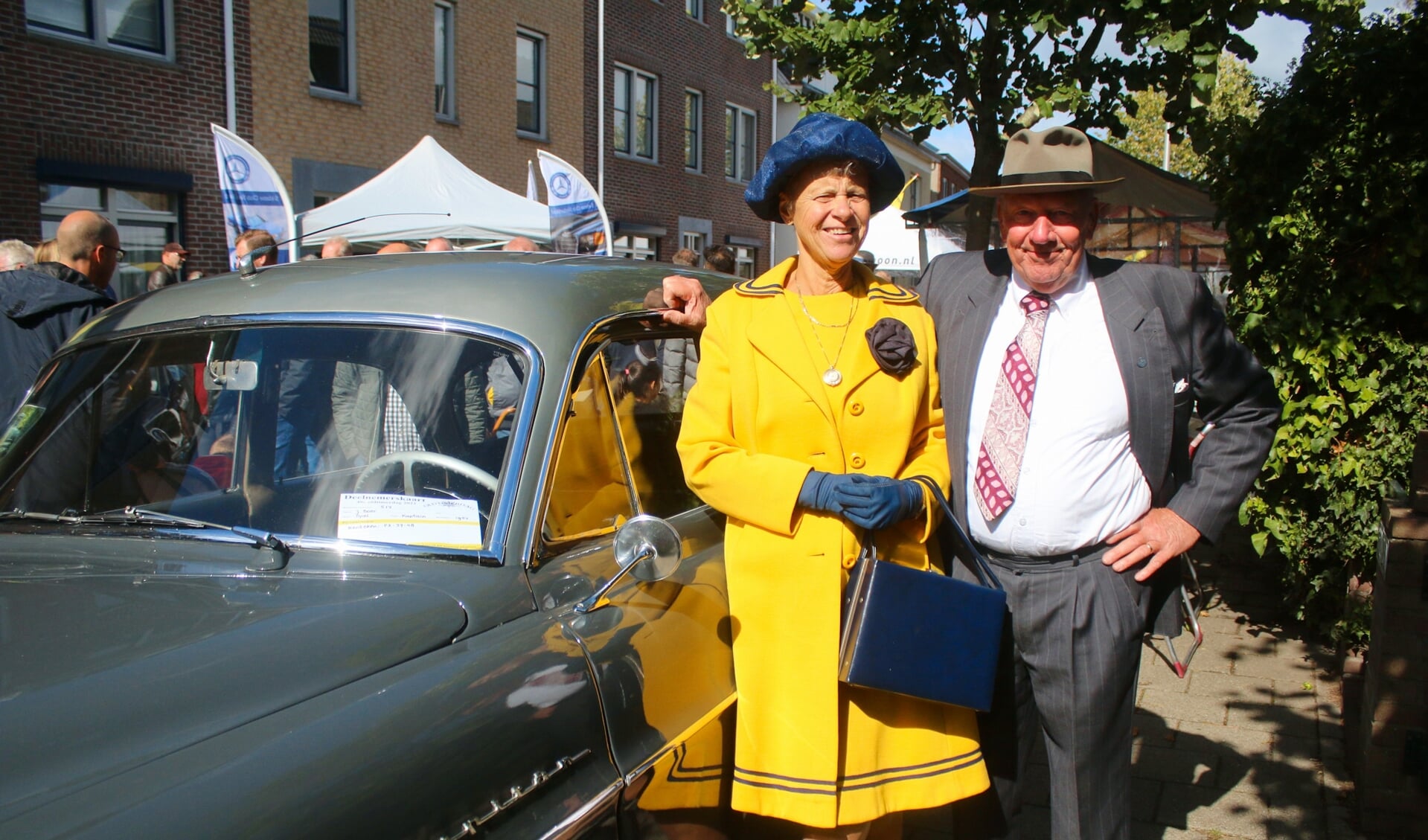Jaap Boer en echtgenote bij hun Opel Kaptain uit 1954.