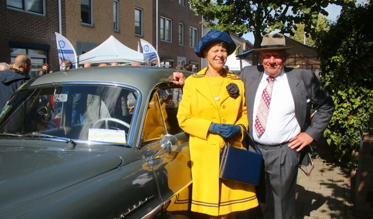 Jaap Boer en echtgenote bij hun Opel Kaptain uit 1954.