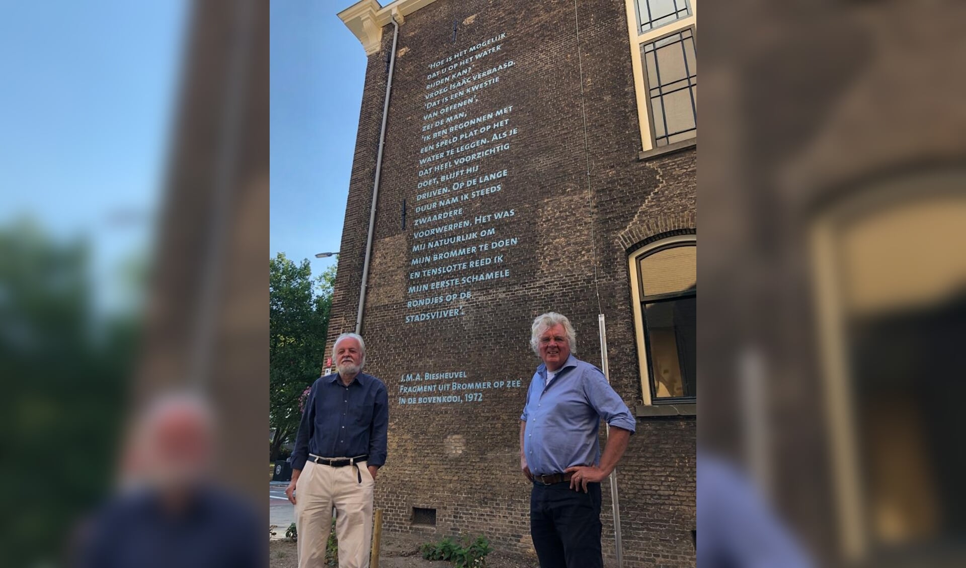 Hans Overheul en Jan van Bergen en Henegouwen zijn blij met het tekstfragment van J.M.A. Biesheuvel aan de muur van het Blauwhuis.