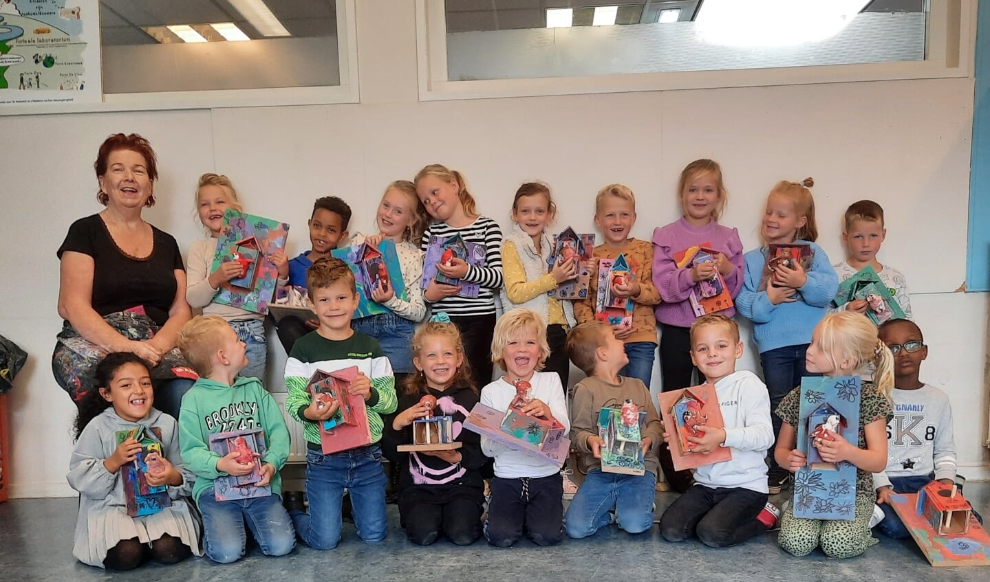 Juf Mieke met een deel van de kinderen van de groepen drie en vier