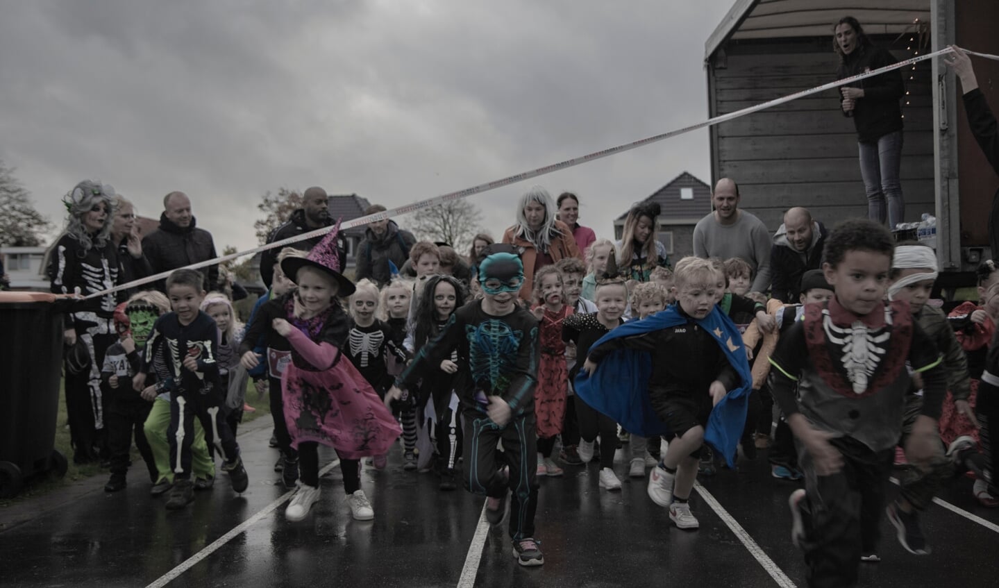 Kinderen rennen een route van 0.5 of 1 kilometer over sportcomplex Vaart.