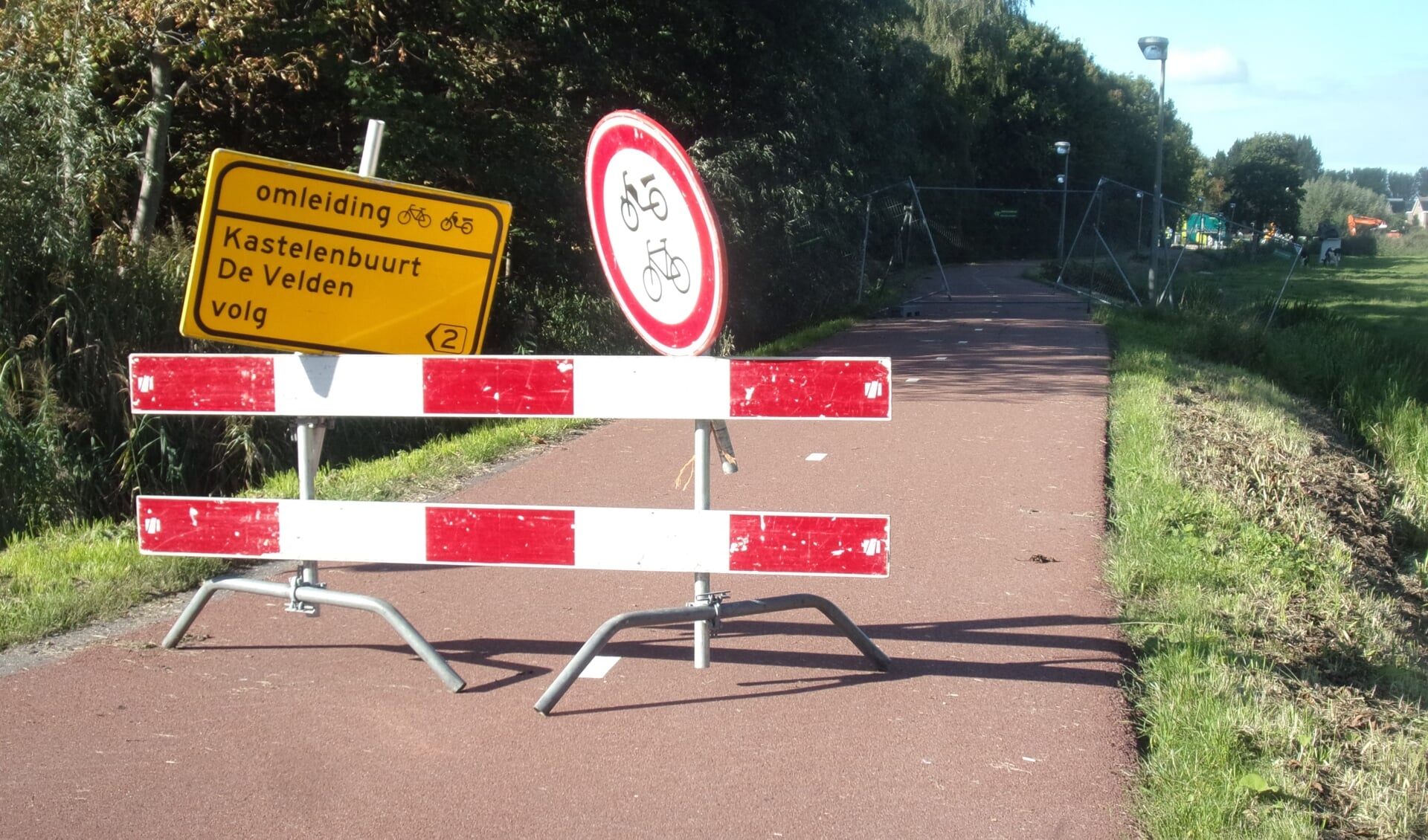 Omleidingsbord voor fietsers. Familie Boon: "De plek waar aanduidingen richting Delft totaal ontbreken." 