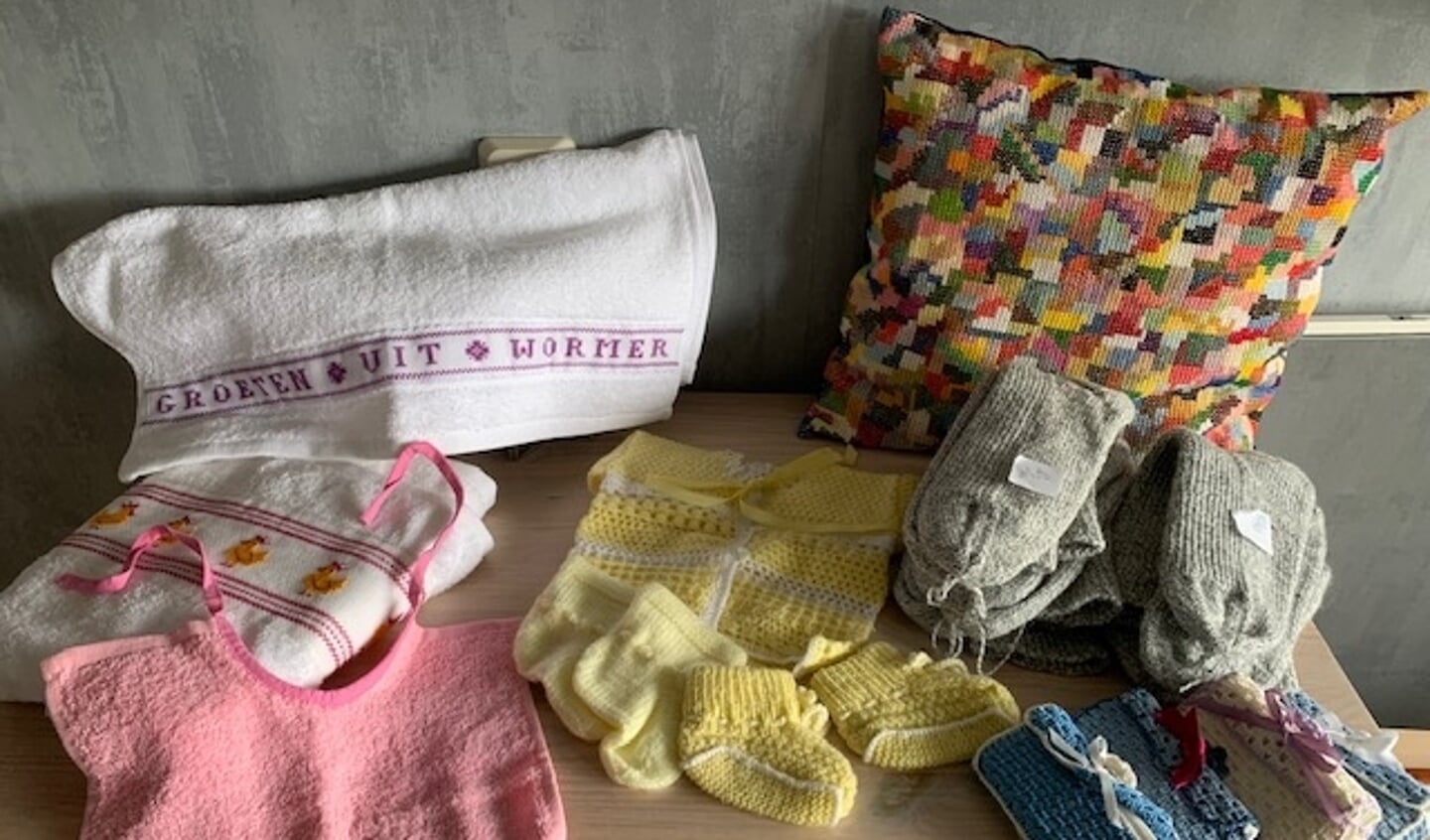 Lekker warme voeten met zelfgebreide sokken! En veel meer handwerkartikelen zijn er te vinden op de verkoop in de handwerkclub in het Torenerf.