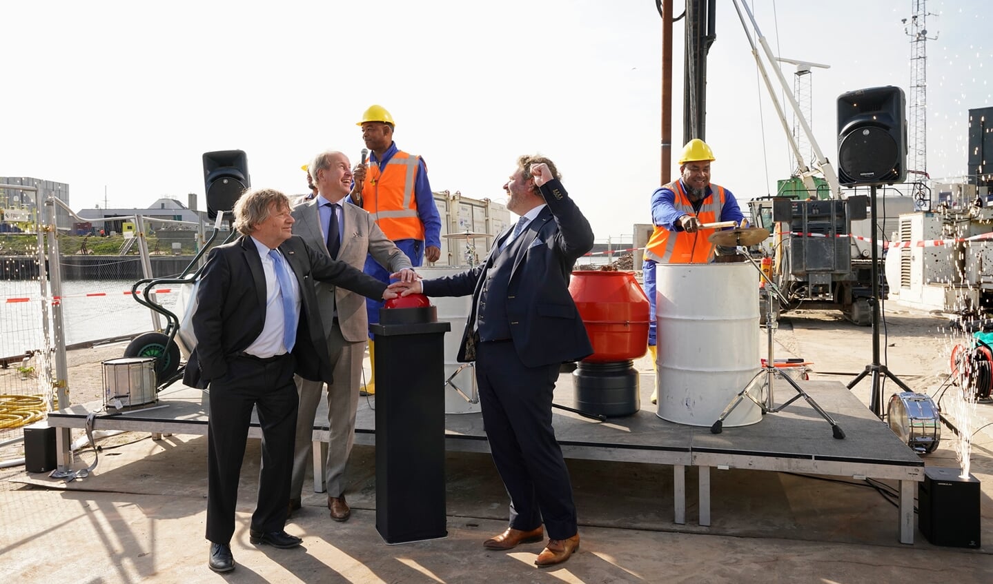 De eerste paal wordt geslagen.