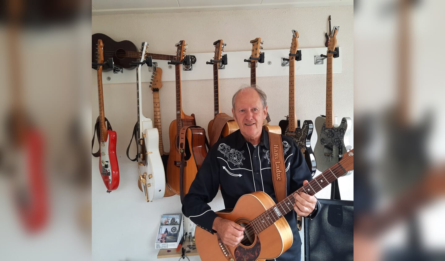 Gitarist Hans Laduc in zijn studio.