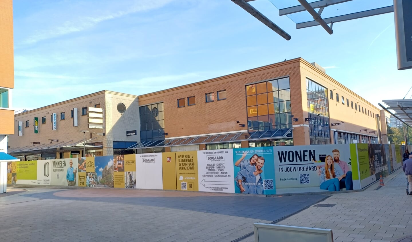 De permanente bouwschutting die onlangs is geplaatst, zorgt ervoor dat de aannemer de werkzaamheden veilig kan uitvoeren en winkelend publiek veilig rondom de bouwplaats kan lopen.