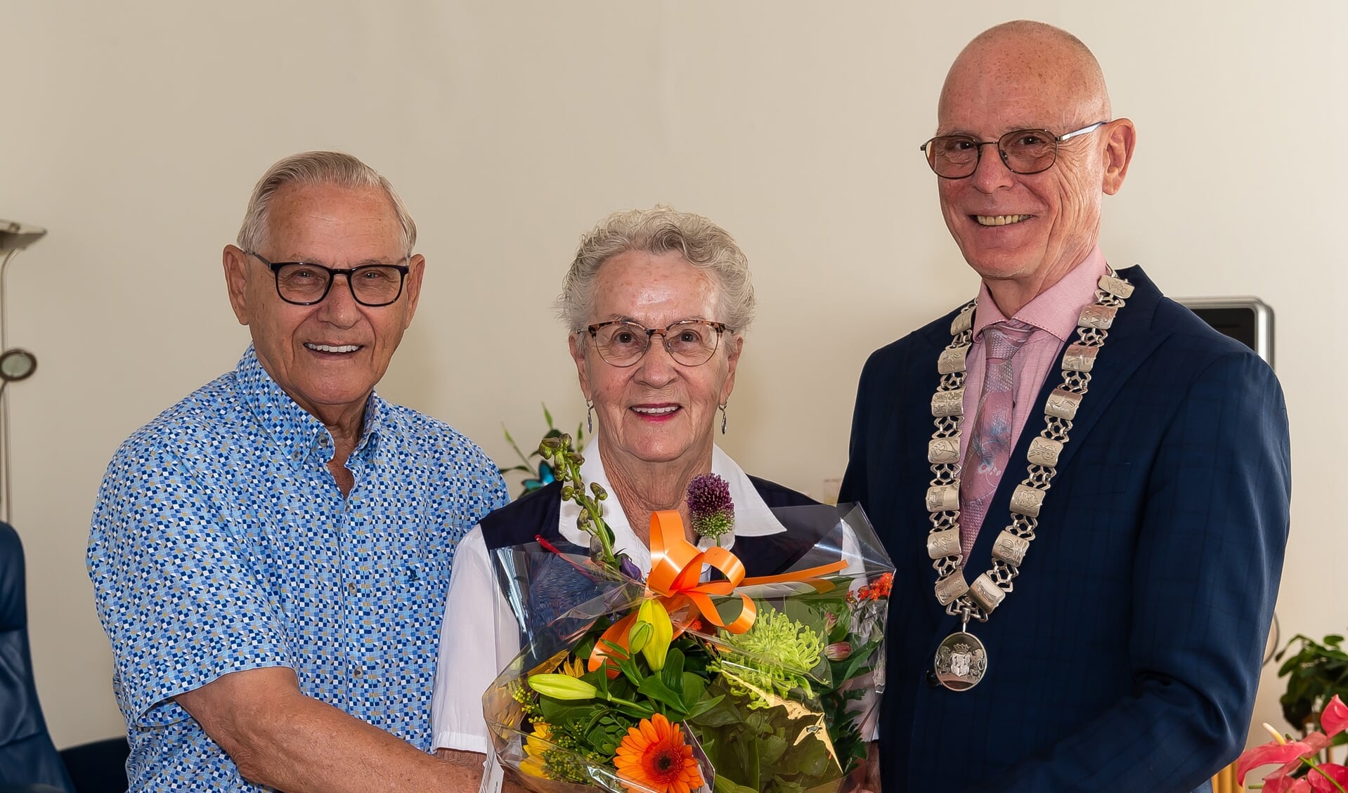 Wethouder Harry Rotgans feliciteert Freek en Corrie Wiersma-de Groot ter gelegenheid van hun 65-jarig huwelijk.