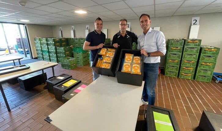 Van rechts naar links: Jaco van der Meer van Nationale Nederlanden, Jos Oosenbrug, coördinator voedselveiligheid en bestuurslid Ewout Loen (beiden Voedselbank).
