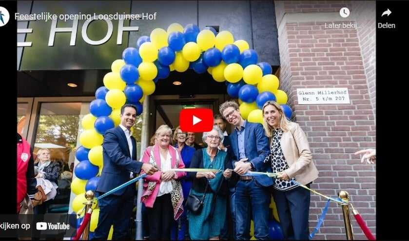 Bewoonster Ria van Es knipt het lintje door.