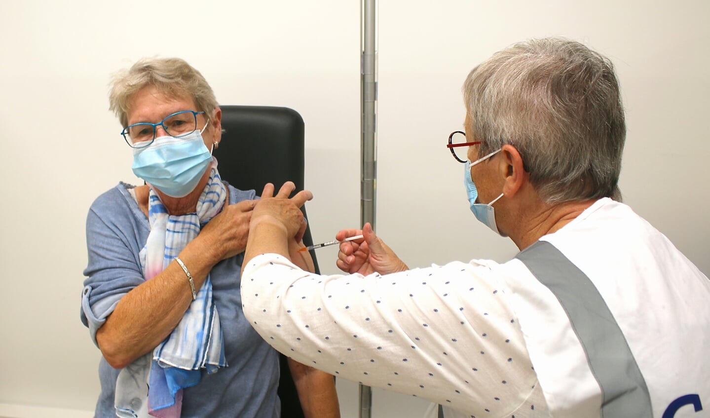 Frieda van Vliet krijgt haar vaccinatie. Ze heeft toestemming gegeven voor het maken van deze foto.