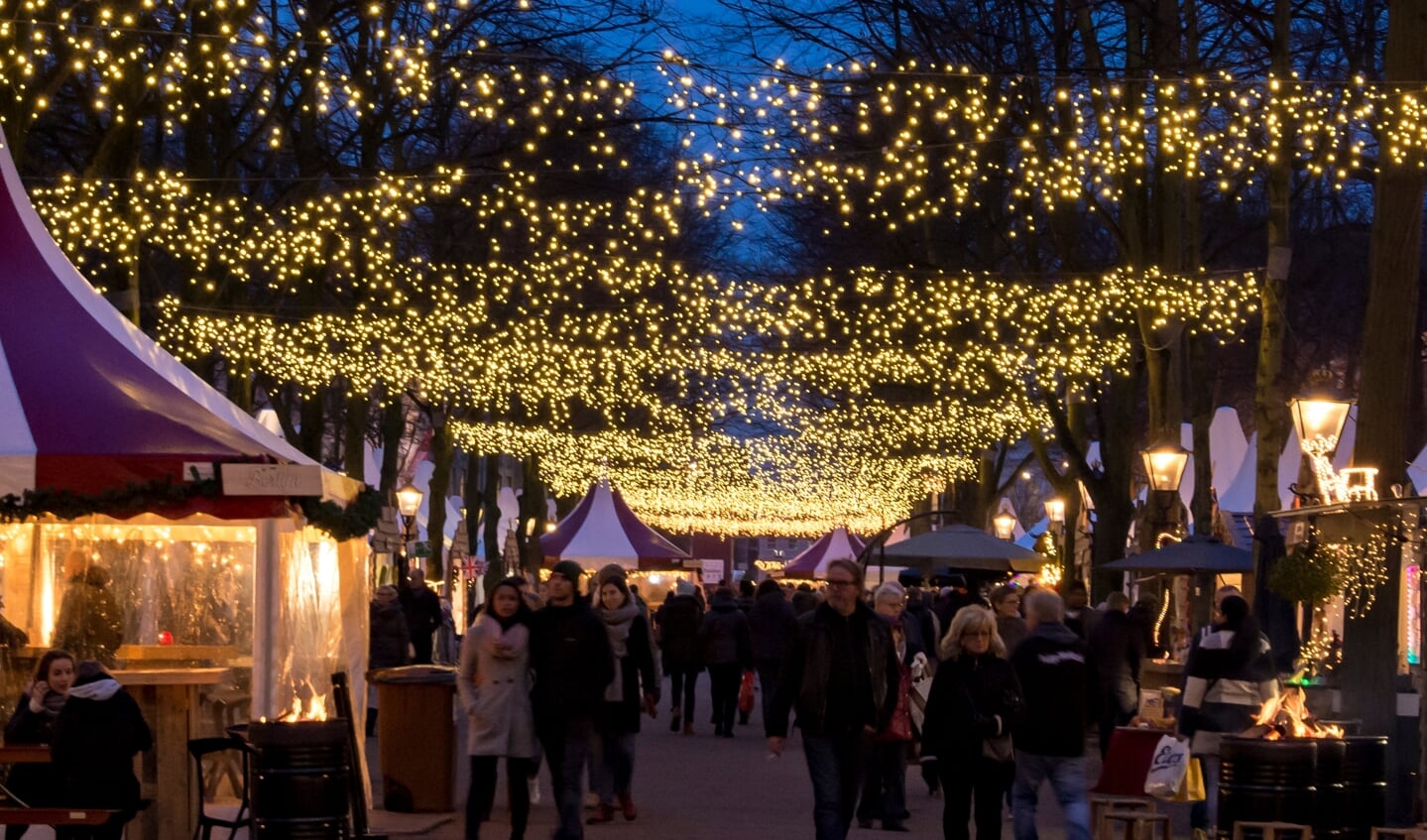 Maar liefst 100.000 LED-lichtjes zorgen op de kerstmarkt voor een verlichte hemel.