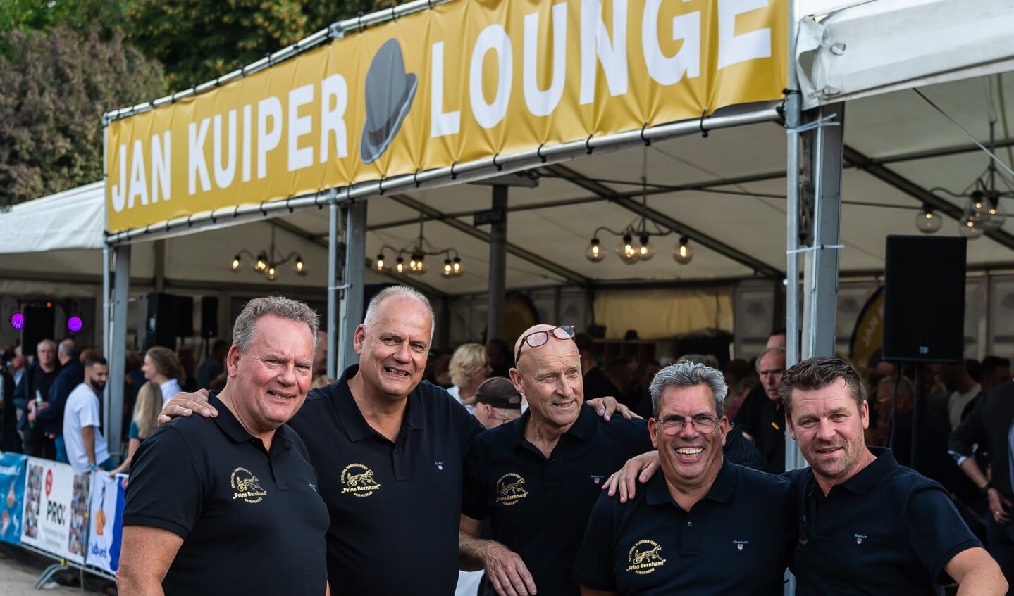 Robert en Marco Kuiper, Gertjan Otto, Jan Peter Dompeling en Bas Hillecamp, hier treffend voor de Jan Kuiper Lounge, kijken tevreden terug op de organisatie van hun eerste gezamenlijke kortebaandraverij.