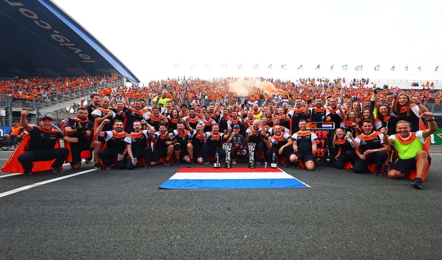 ZANDVOORT, NETHERLANDS - SEPTEMBER 04: Race winner Max Verstappen of the Netherlands and Oracle Red Bull Racing celebrates with his team after the F1 Grand Prix of The Netherlands at Circuit Zandvoort on September 04, 2022 in Zandvoort, Netherlands. (Photo by Mark Thompson/Getty Images) // Getty Images / Red Bull Content Pool // SI202209040551 // Usage for editorial use only //