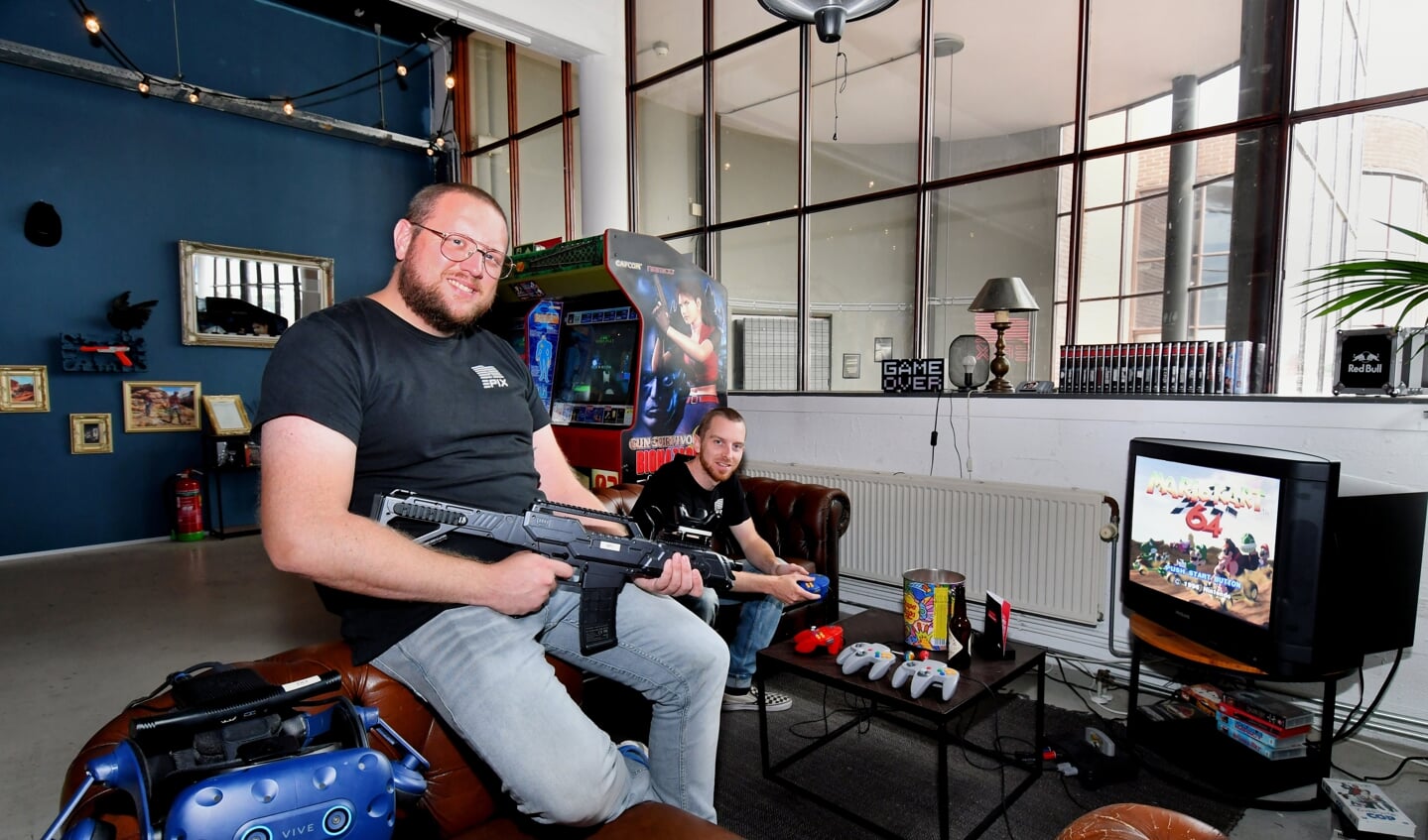 Patrick (vooraan) en Rory in de Ninento gamehoek. Links vooraan ligt de VR-bril waarmee je een virtuele wereld in kunt gaan.   