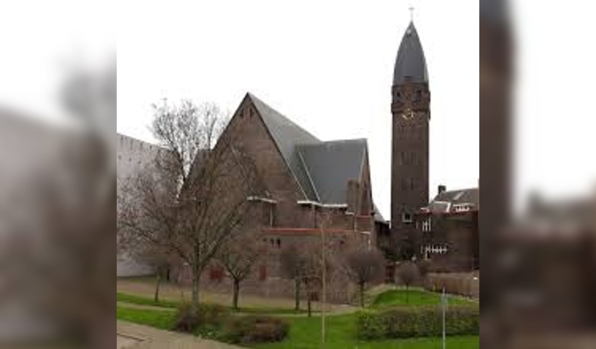 De Heilig Hartkerk is een markant en toonaangevend gebouw, vanuit alle windrichtingen in het oog springend.
