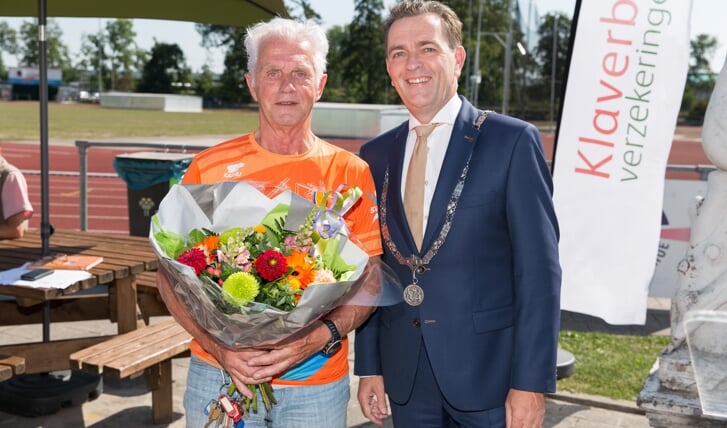 Rijswijker Kees Franken werd koninklijk onderscheiden door burgemeester Michel Bezuijen.
