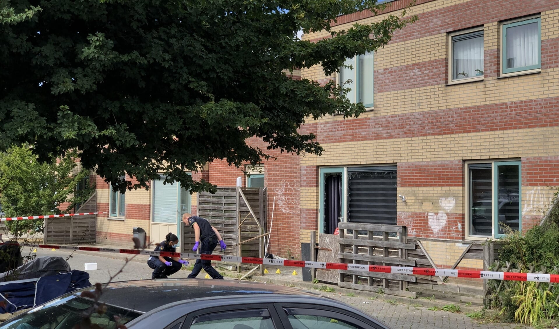 Bij de betreffende woning op de Sluis in Heerhugowaard zijn vorige maand en afgelopen dinsdag explosieven afgegaan.