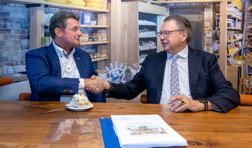 Ondertekening door wethouder Rep en Peter Langenberg, directeur Zeeman Vastgoed.