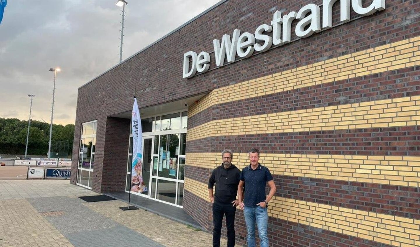 Lowie Beemster, bestuurslid, en Larry Schouten, eventmanager van de Westfriese sportexperience (r). 