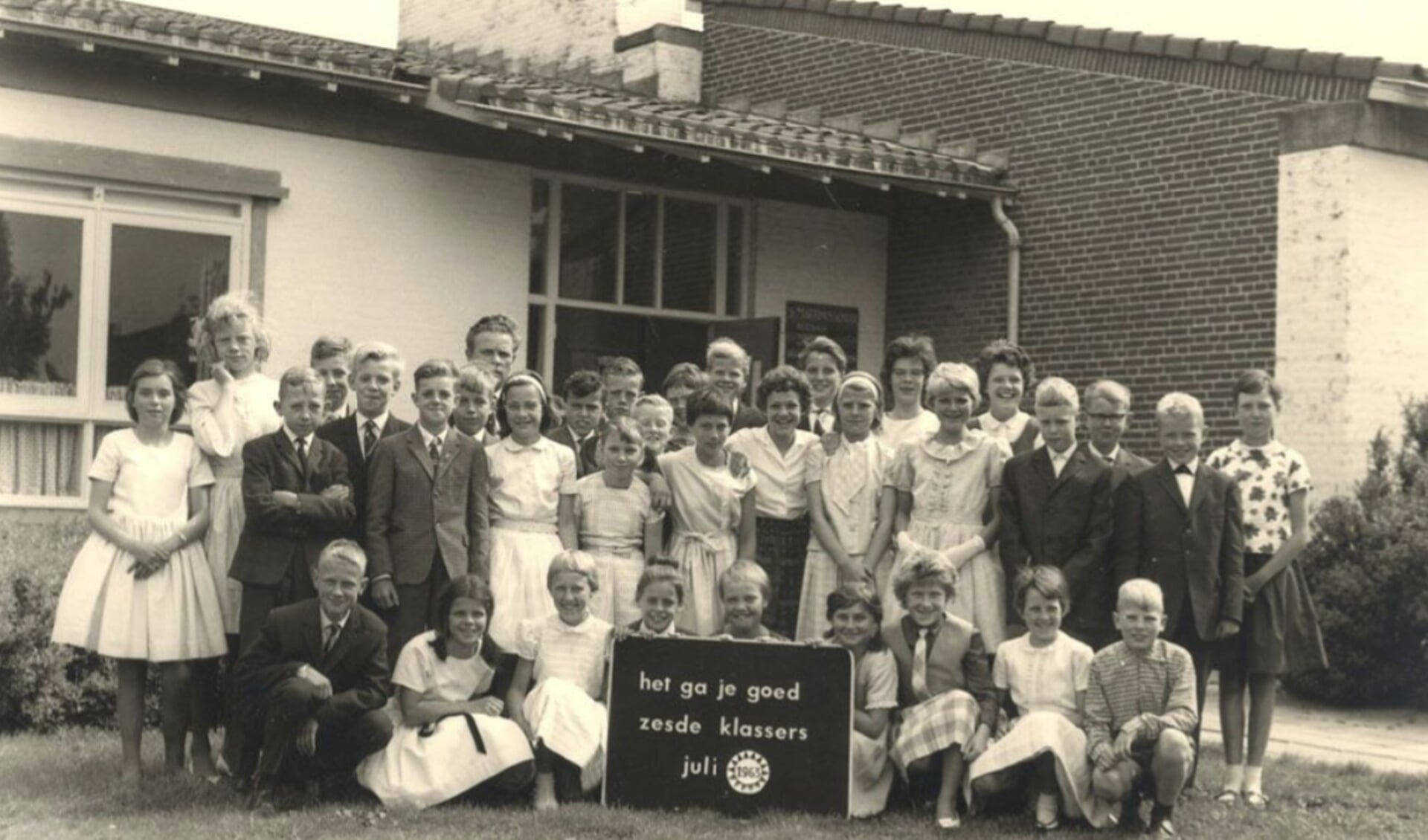 Zesde klas van de St. Martinusschool in Kethel Tuindorp, aan de Iepenlaan met schoolhoofd M. van Akkeren, ca. 1970. Fotograaf onbekend. 