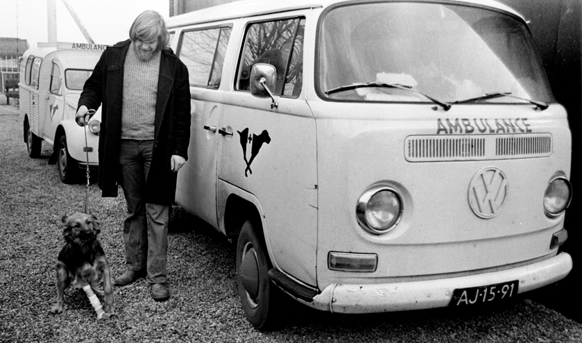Eerste ambulance en oprichter Eric Louwrier in 1973