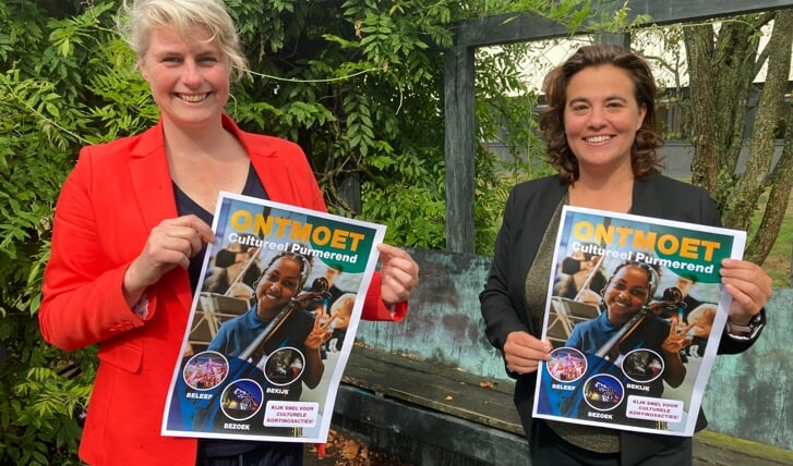 Suzan Vermeulen (links) en wethouder Eveline Tijmstra tonen trots het magazine Ontmoet Cultureel Purmerend.