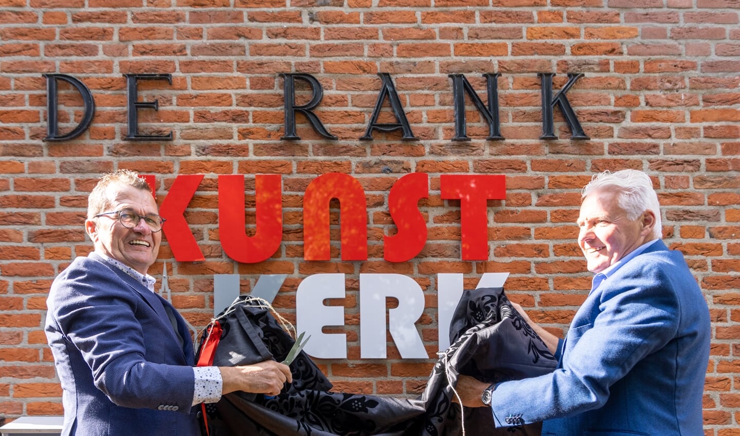 Wethouder John Does (l) en Albert Dekker, voorzitter van Stichting Kunstkerk Dijk en Waard, verzorgden de officiële opening.
