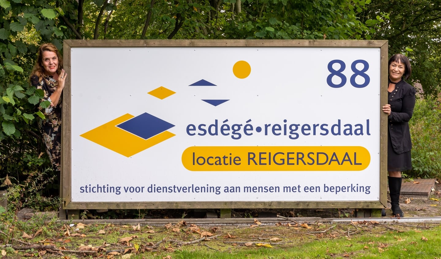 Mira (l) en Sreta hopen dat veel Dijk en Waarders in het weekend van 1 en 2 oktober een laatste rondje willen maken over het Reigersdaal-terrein.