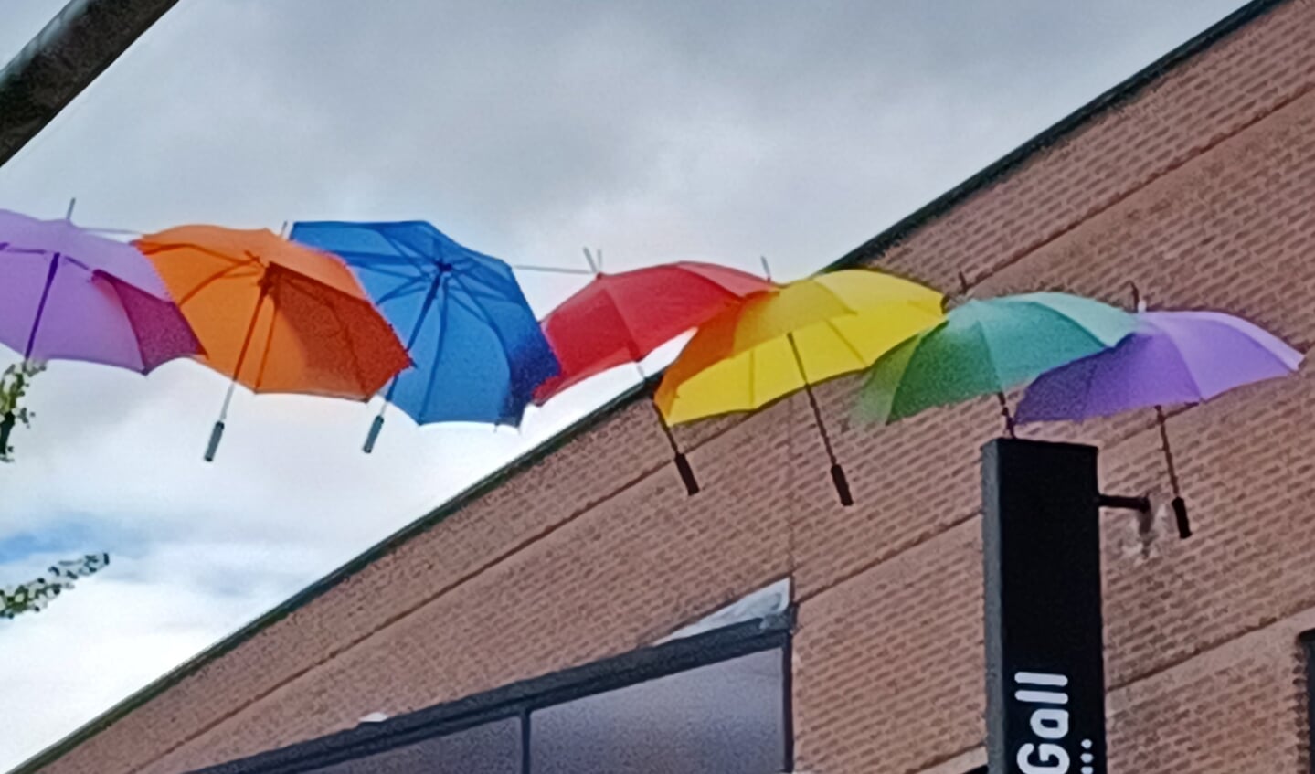 Paraplu's ter decoratie in winkelcentrum De Bogaard.