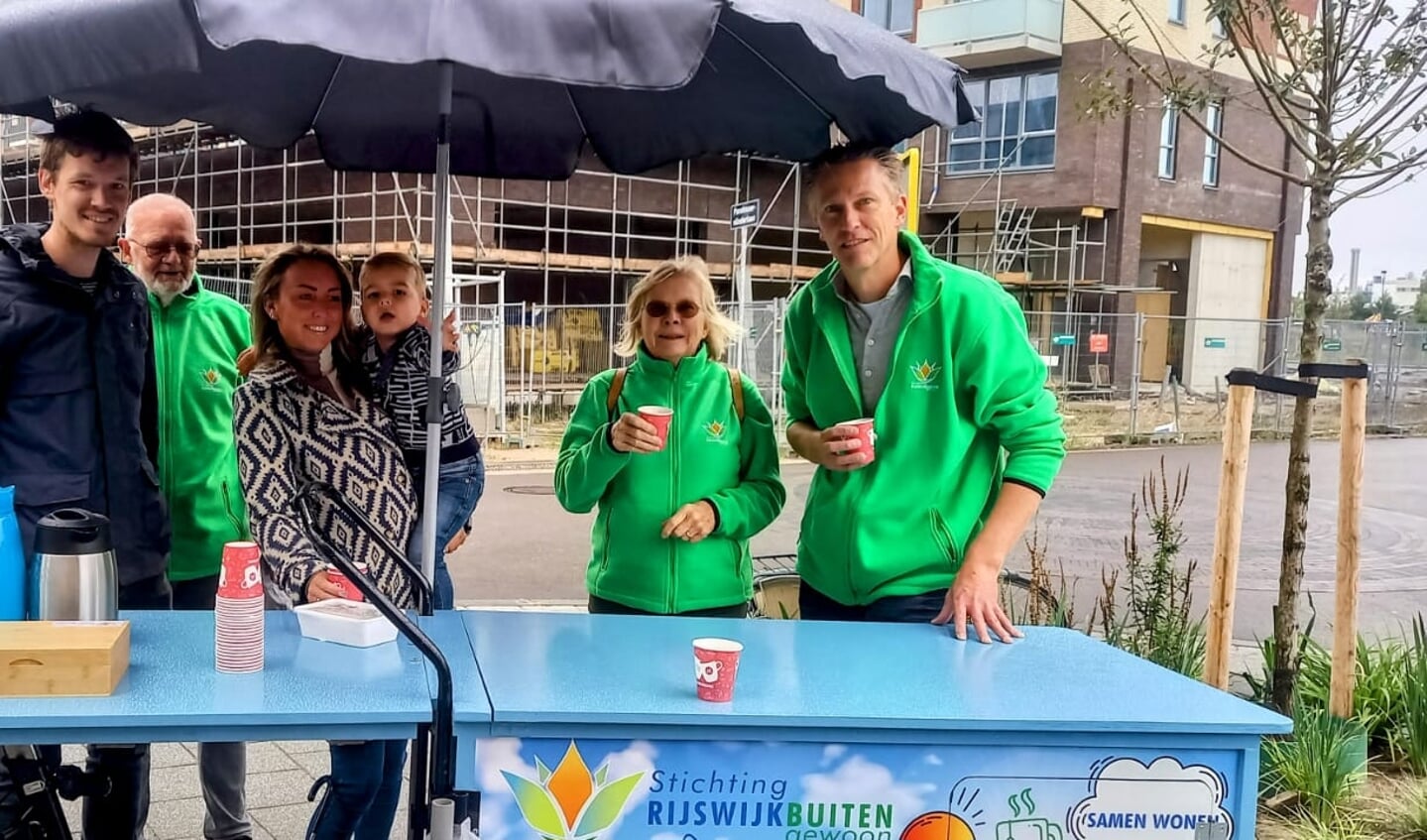 Vanuit de bakfiets werden koffie en thee geschonken. Derde van links: wethouder Larissa Bentvelzen met haar zoontje.