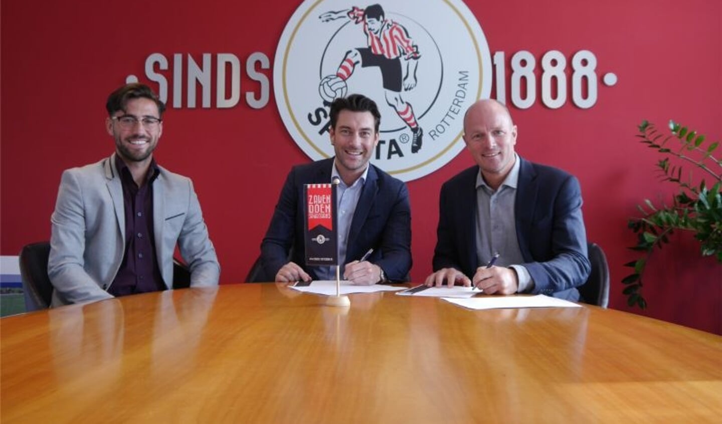 Rick de Vroom heeft namens West Media een mediapartner overeenkomst getekend met Dave van der Meer (rechts) en Kick Kerklaan (links) van Sparta Rotterdam.
