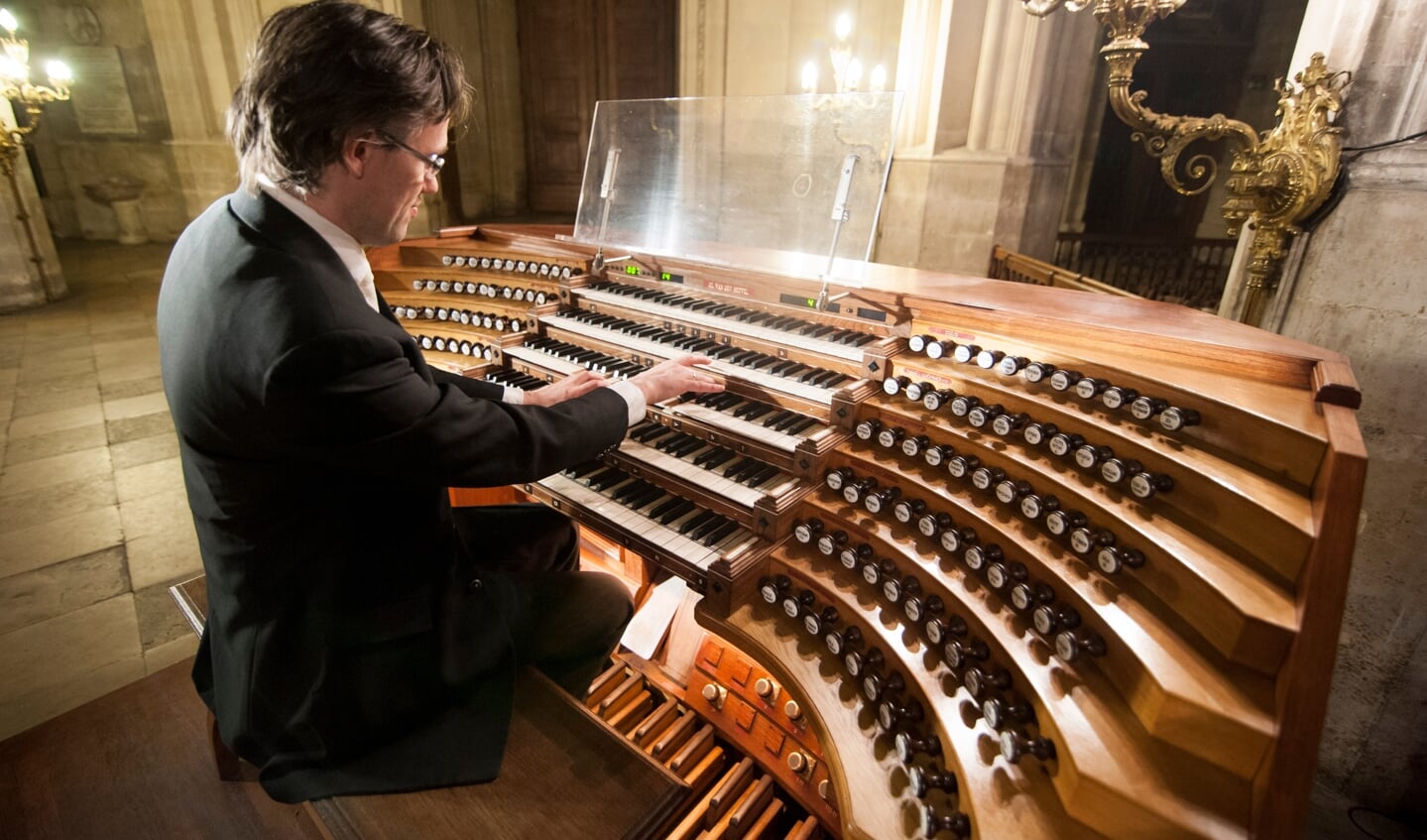 Marco den Toom bespeelt het prachtige orgel van de Grote Kerk van Westzaan.