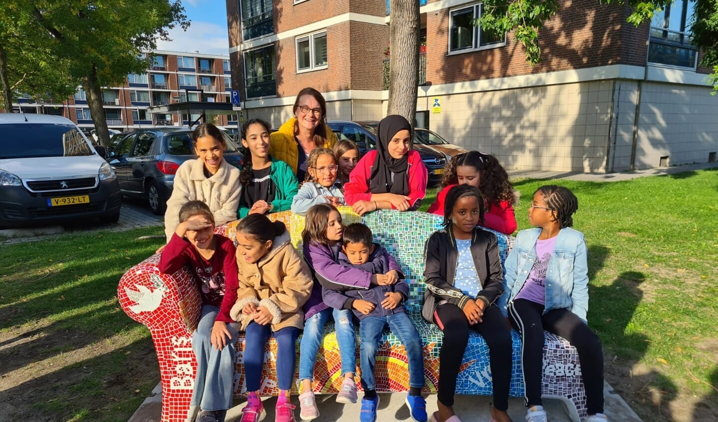 Samen mozaieken met als resultaat de Social Sofa voor Vrede.