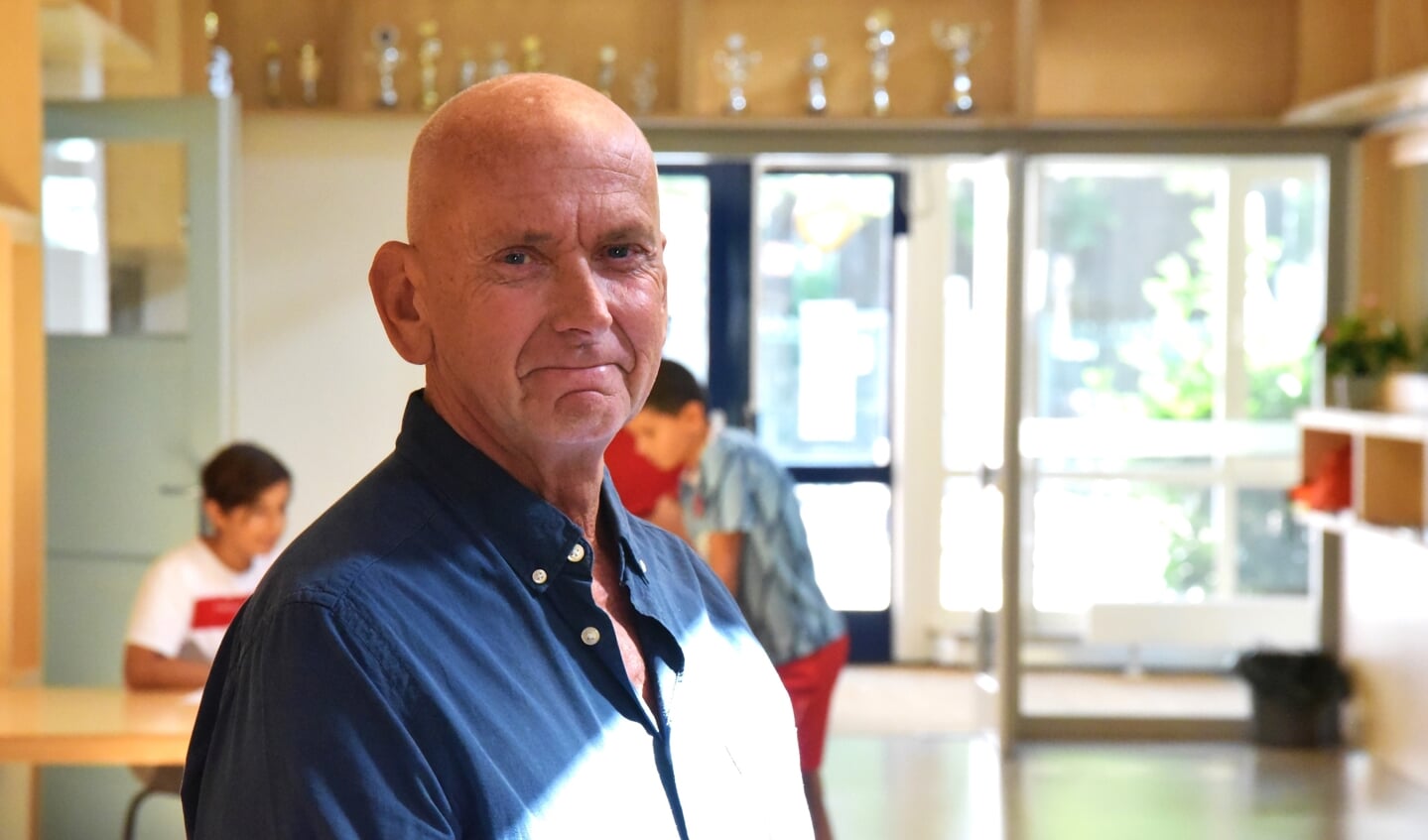 Ron van Oostveen in de hal van de school waar hij achttien jaar heeft gewerkt..