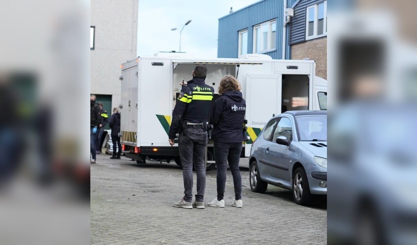 De politie is binnengevallen en er zijn goederen naar buiten gereden.