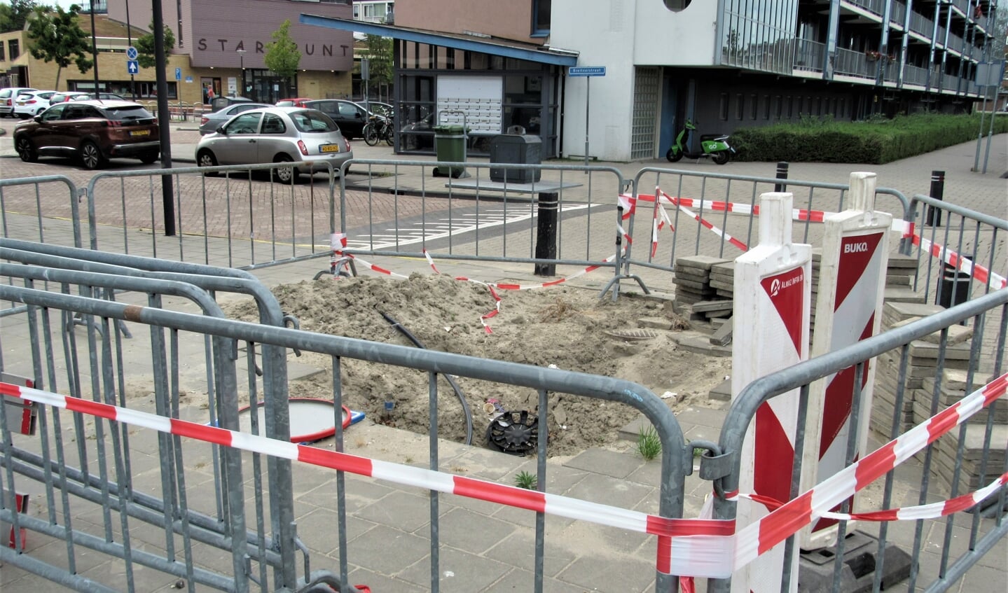 Het gat in het trottoir is er al geruime tijd.